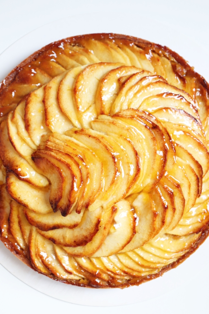 Tarte aux pommes classique, crème d'amande et compote - Recette Olivia Pâtisse