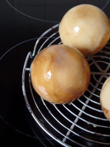 Planète Saturne (Petits entremets caramel, chocolat, praliné) OliviaPâtisse