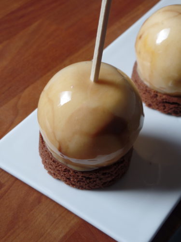 Planète Saturne (Petits entremets caramel, chocolat, praliné) OliviaPâtisse