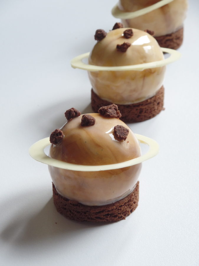 Planète Saturne (Petits entremets caramel, chocolat, praliné) OliviaPâtisse