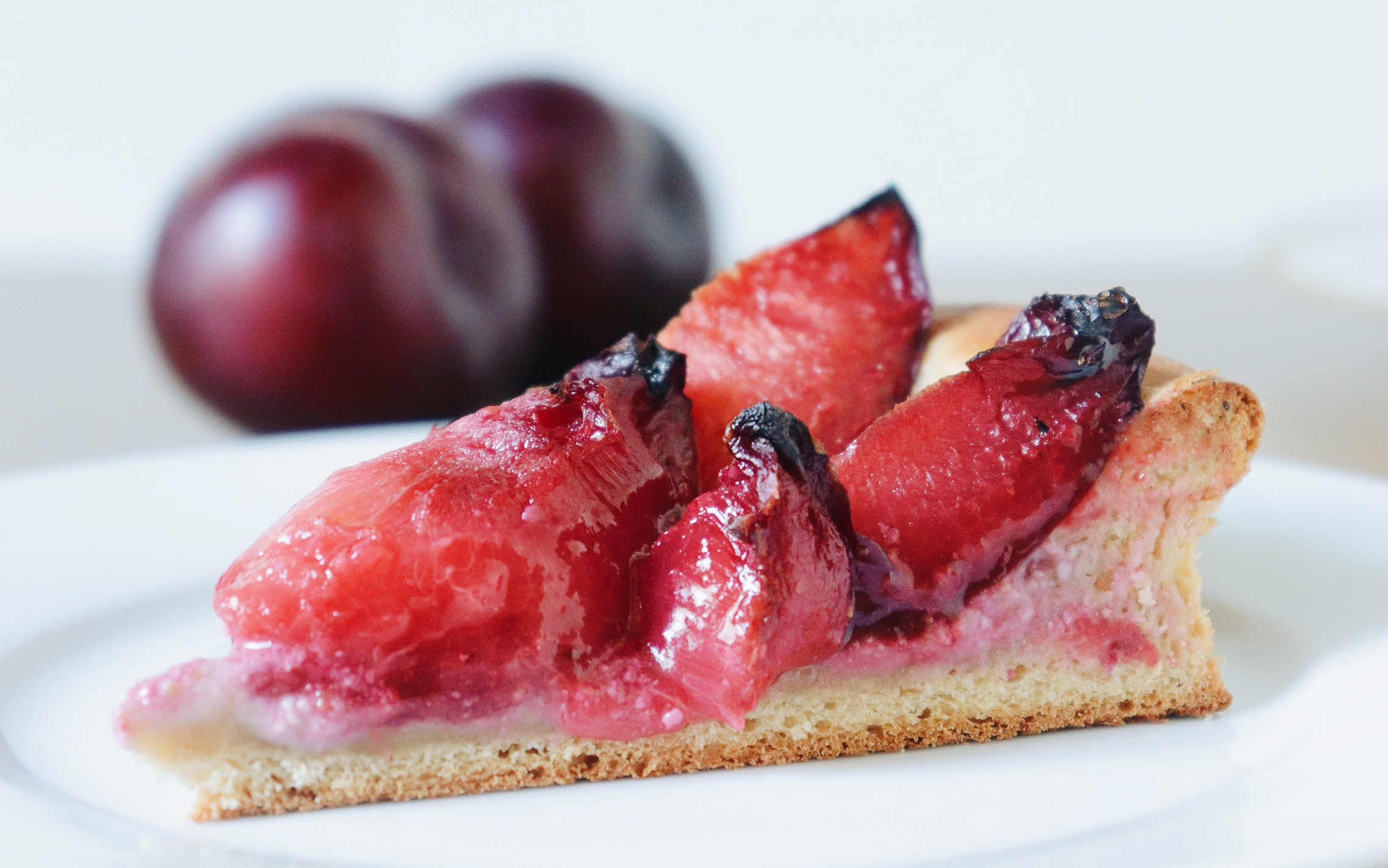 Tarte briochée aux prunes rouges - Recette Olivia Pâtisse