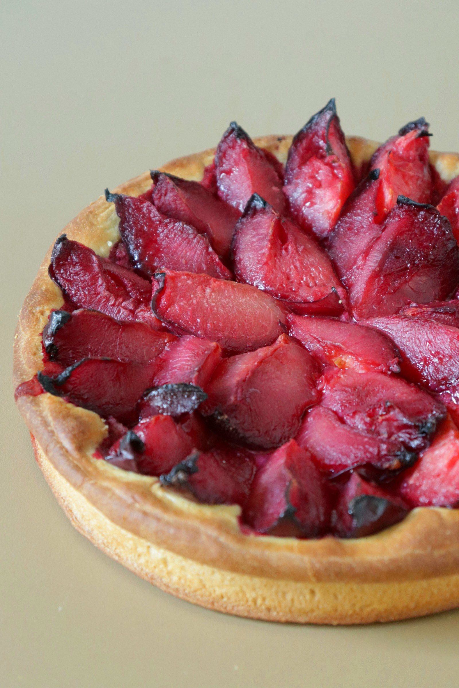 Tarte briochée aux prunes rouges - Recette Olivia Pâtisse