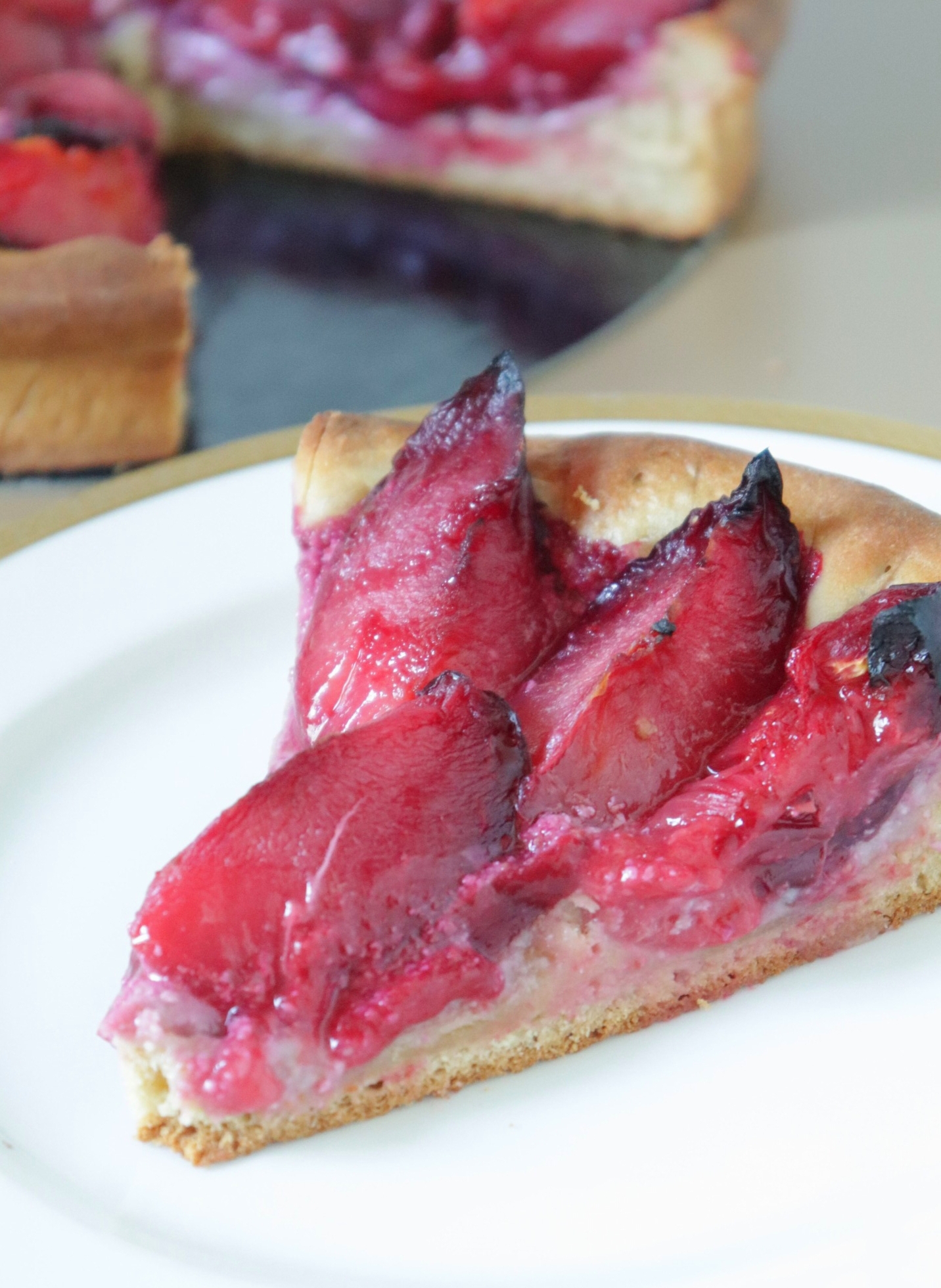 Tarte briochée aux prunes rouges - Recette Olivia Pâtisse