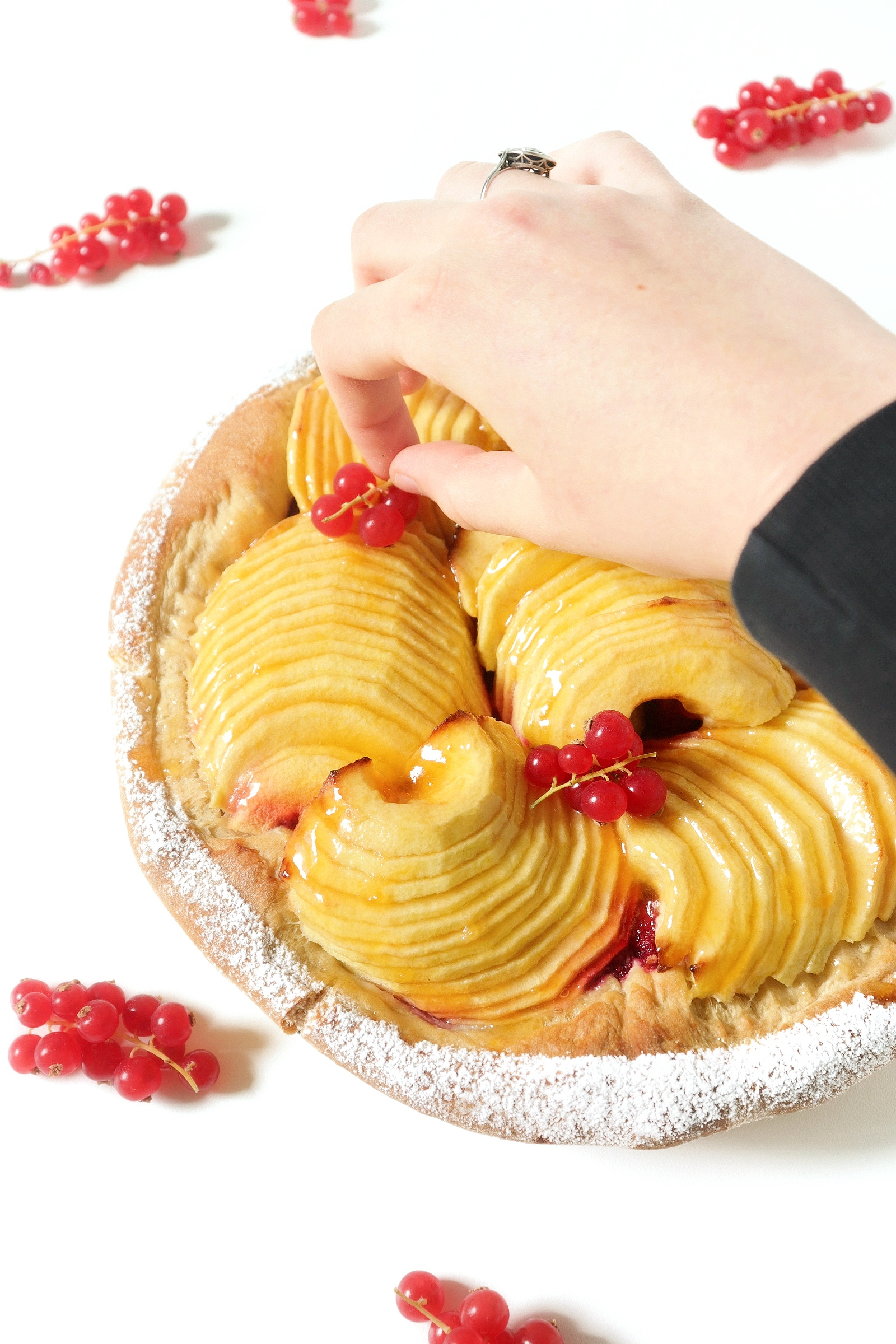 Tarte briochée aux pommes et framboises - Recette Olivia Pâtisse