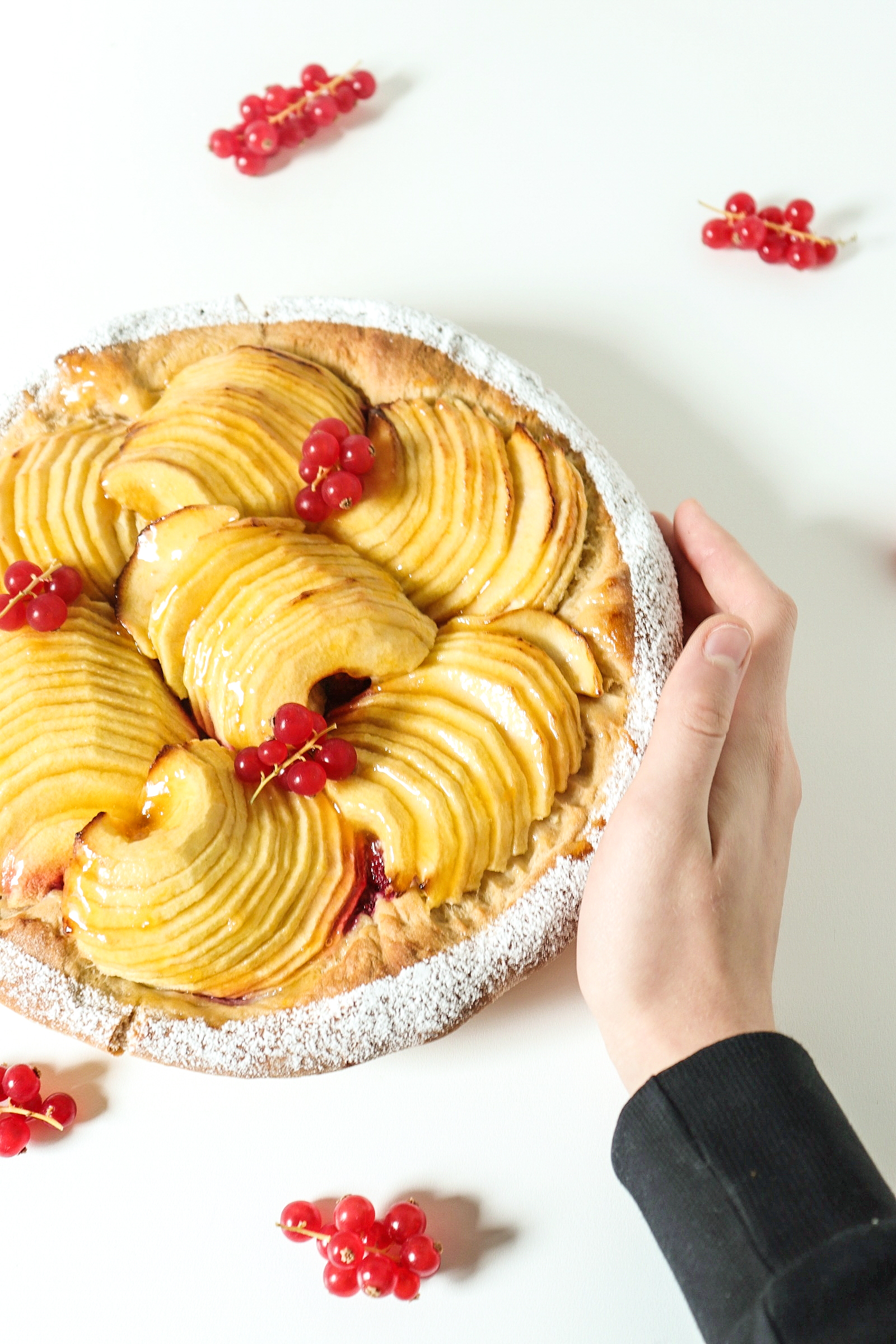 Tarte briochée aux pommes et framboises - Recette Olivia Pâtisse