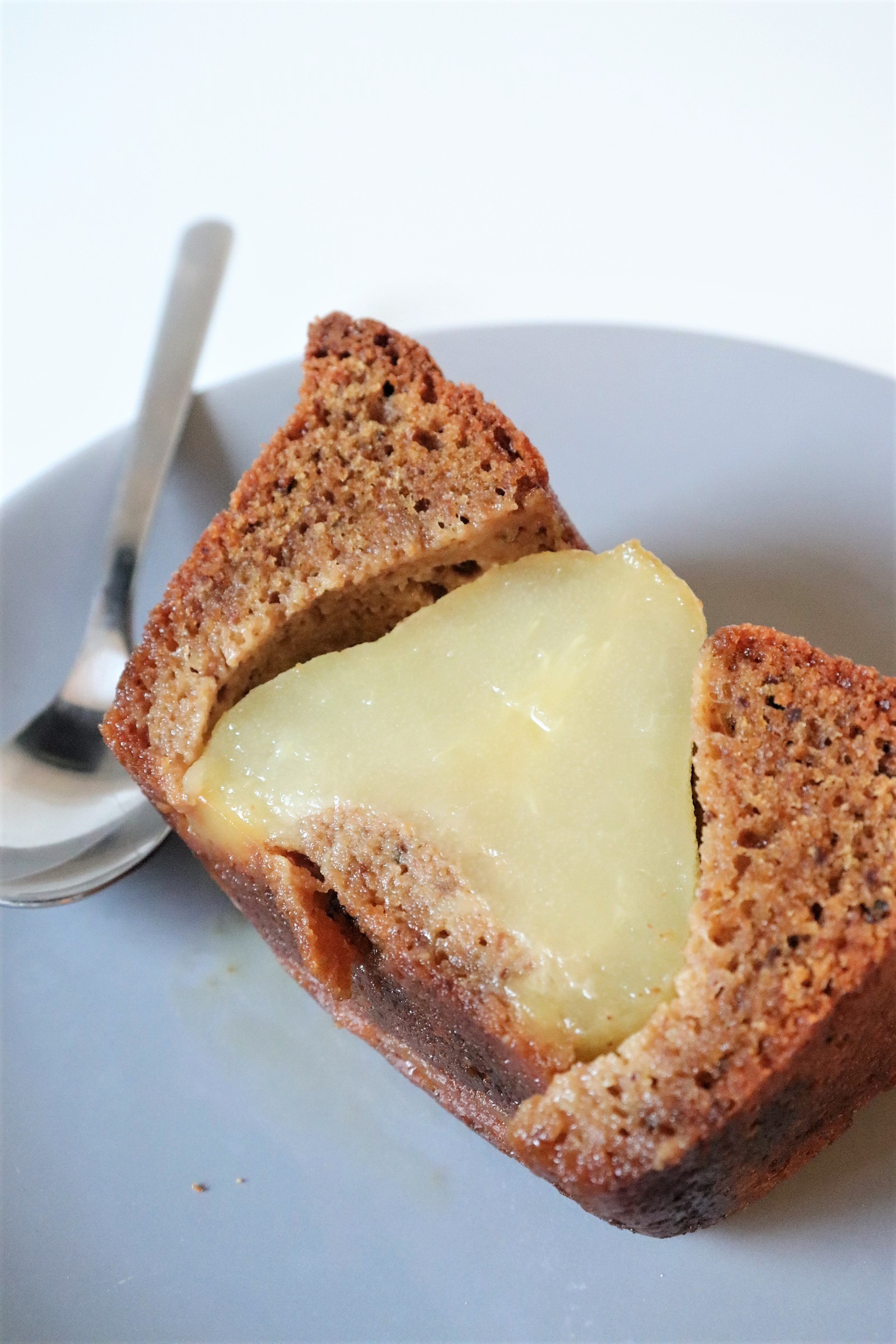 Cake noisette, poire et tonka, si moelleux et savoureux! Recette Olivia Pâtisse