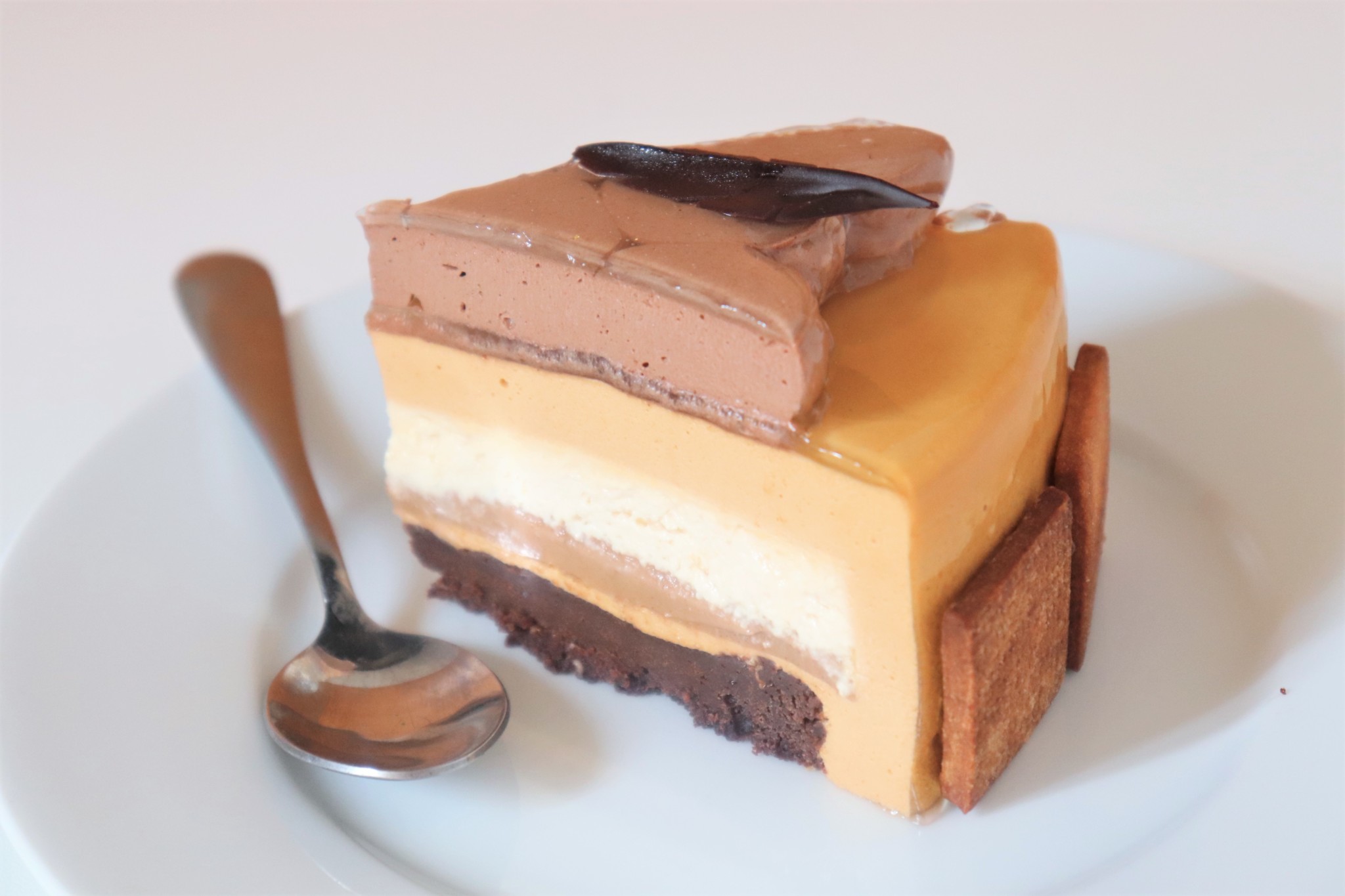 Entremets caramel, vanille, chocolat et praliné - Recette Olivia Pâtisse