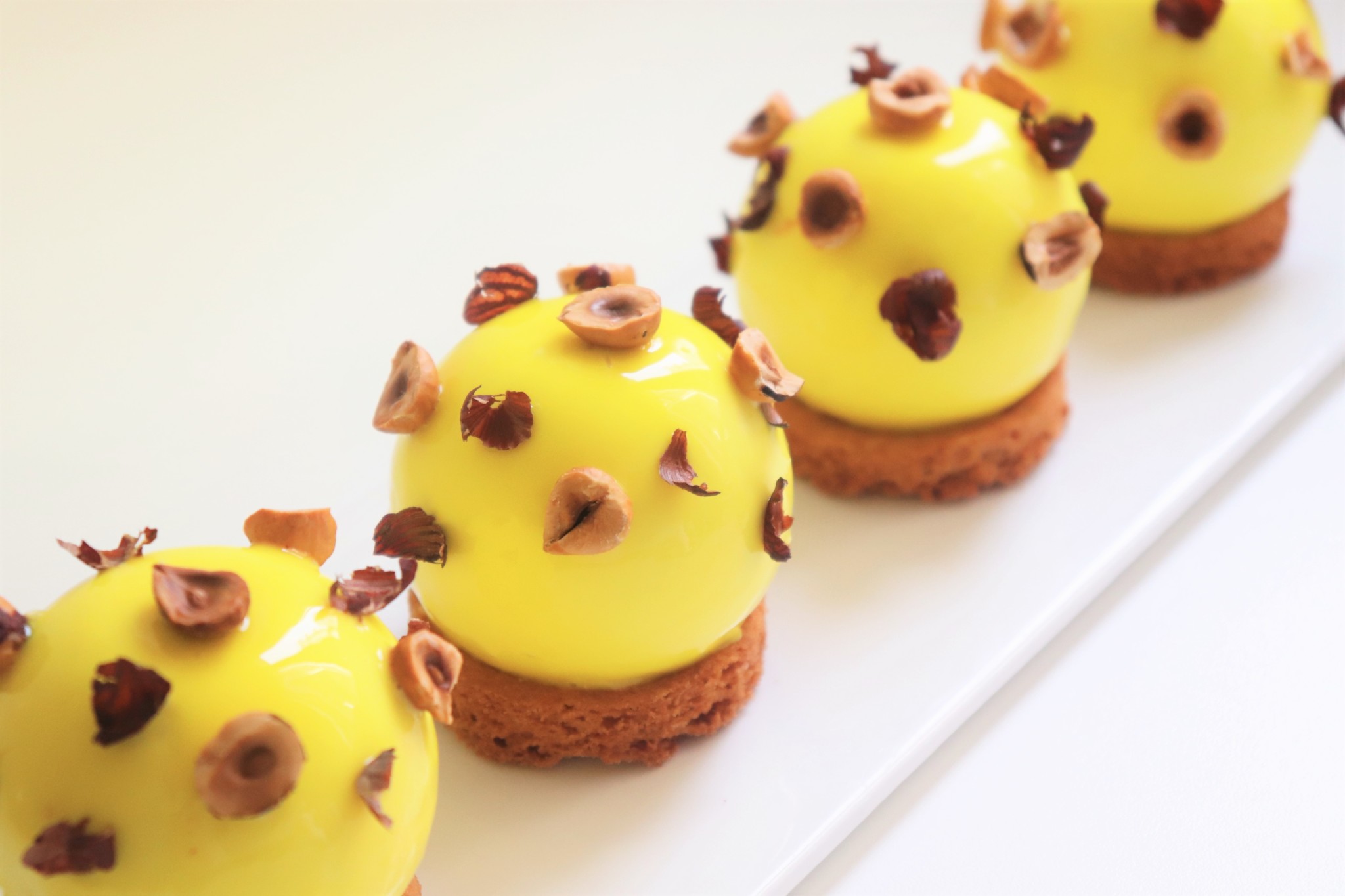 Sphères citron praliné noisette (entremets individuels) - Recette Olivia Pâtisse