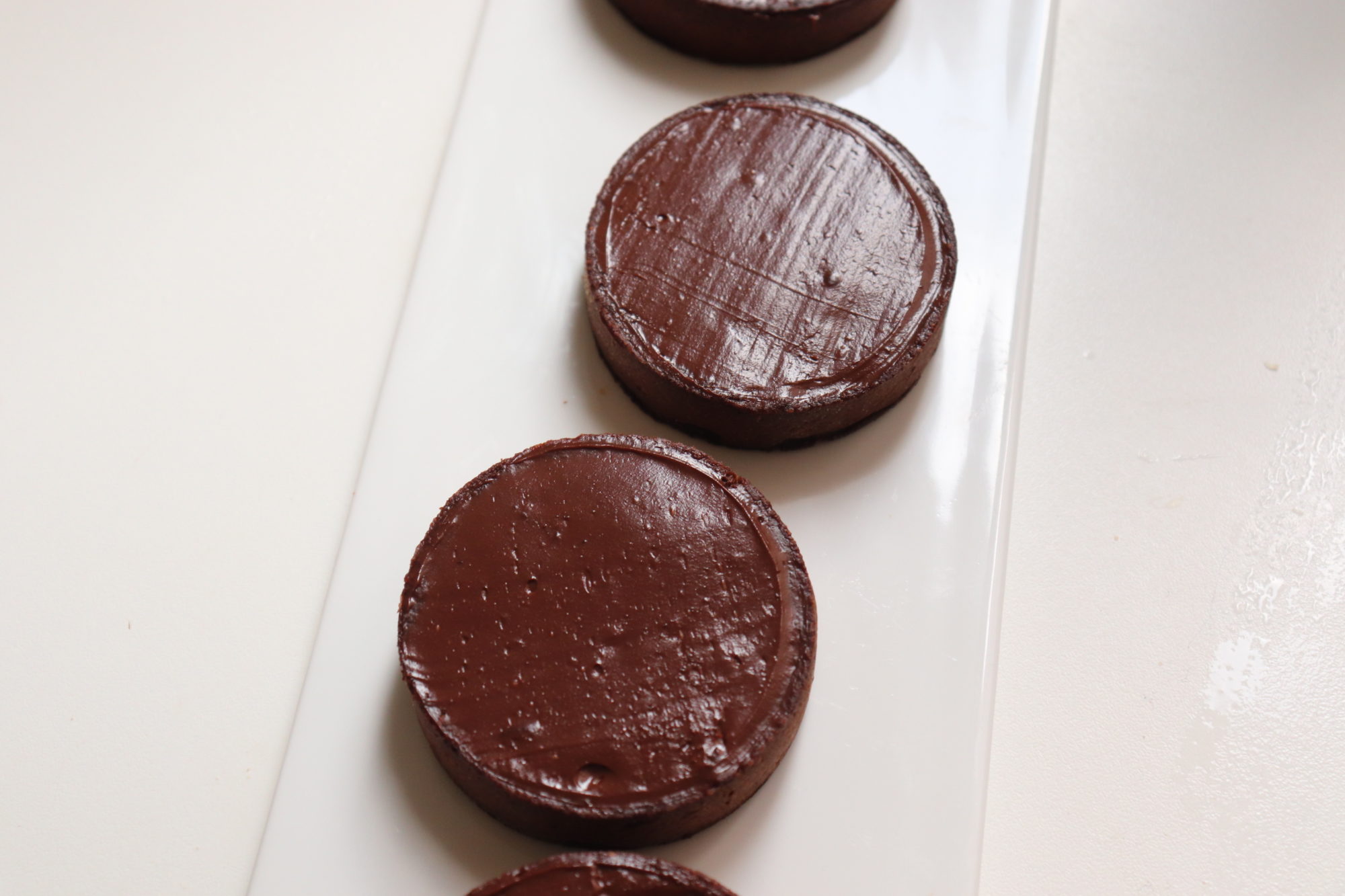 Tartelettes chocolat caramel (pâte sucrée cacao, ganache chocolat et mousse caramel) - Recette Olivia Pâtisse