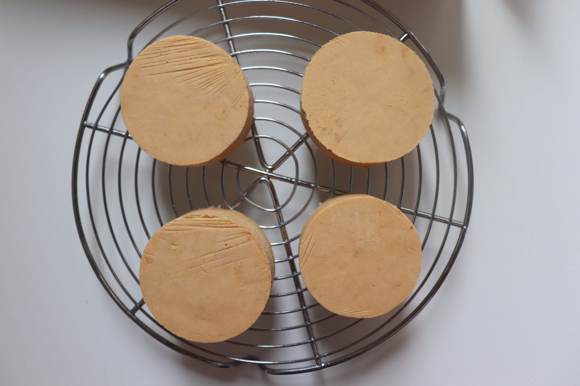 Tartelettes chocolat caramel (pâte sucrée cacao, ganache chocolat et mousse caramel) - Recette Olivia Pâtisse