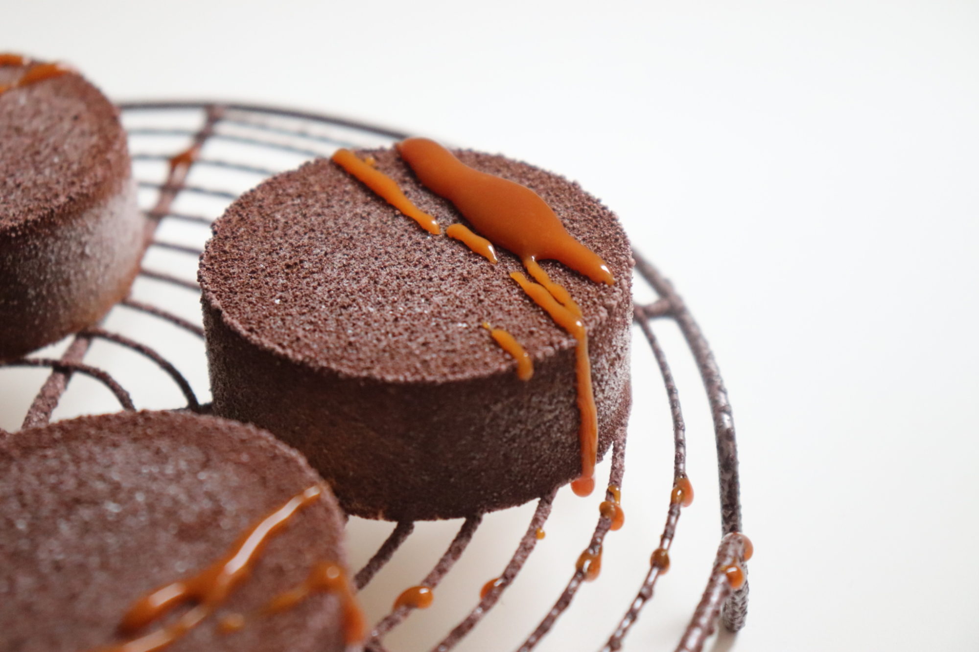 Tartelettes chocolat caramel (pâte sucrée cacao, ganache chocolat et mousse caramel) - Recette Olivia Pâtisse