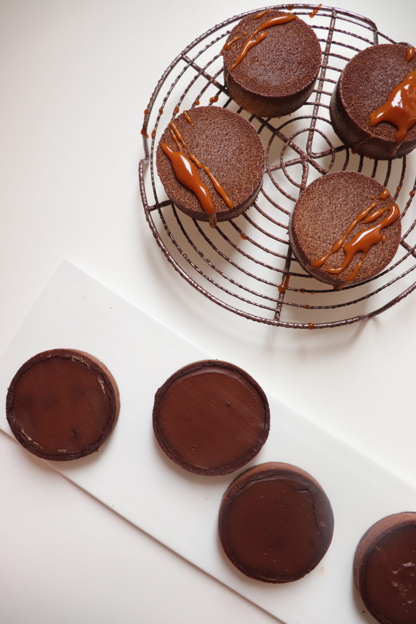 Tartelettes chocolat caramel (pâte sucrée cacao, ganache chocolat et mousse caramel) - Recette Olivia Pâtisse