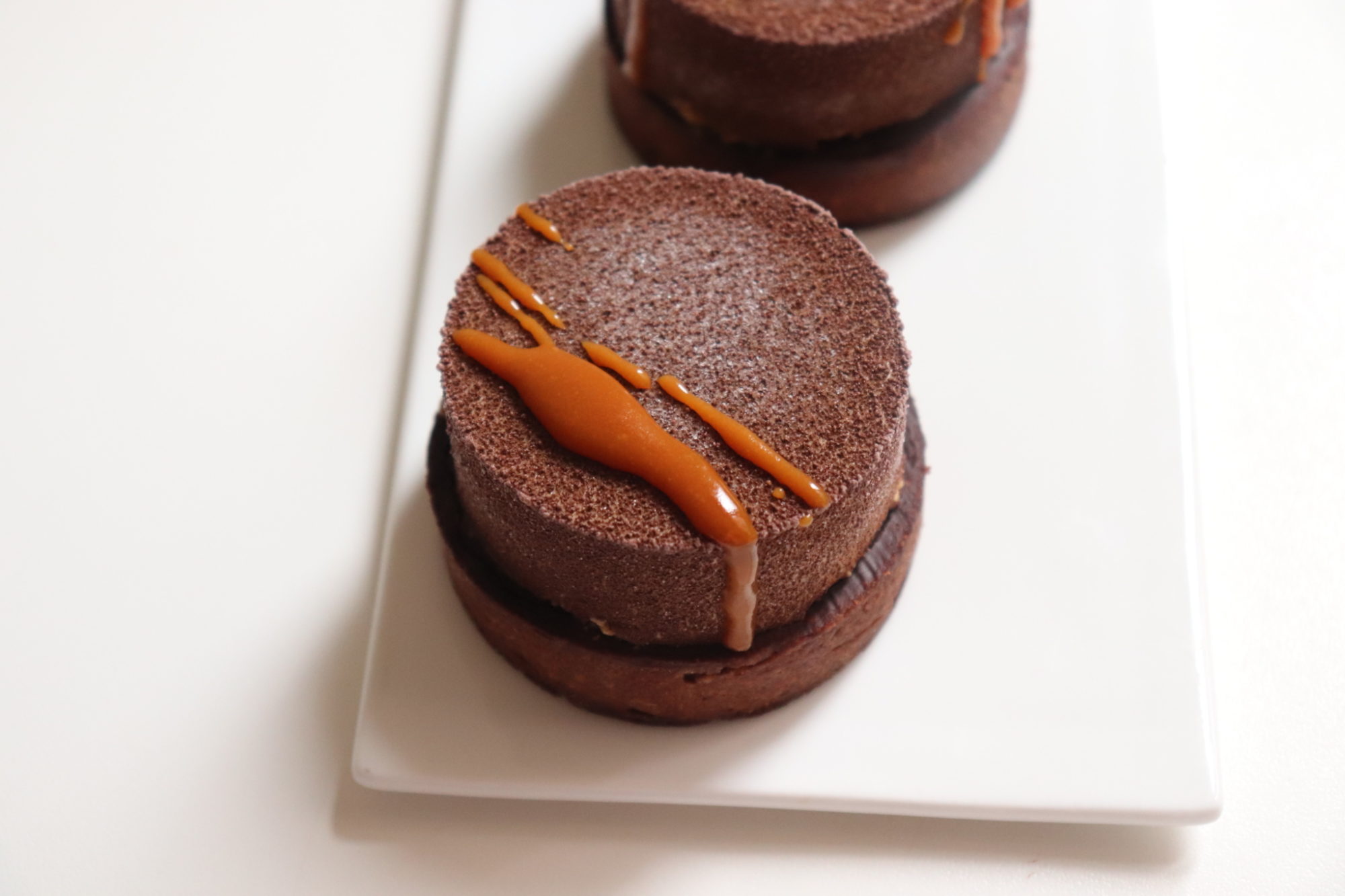 Tartelettes chocolat caramel (pâte sucrée cacao, ganache chocolat et mousse caramel) - Recette Olivia Pâtisse