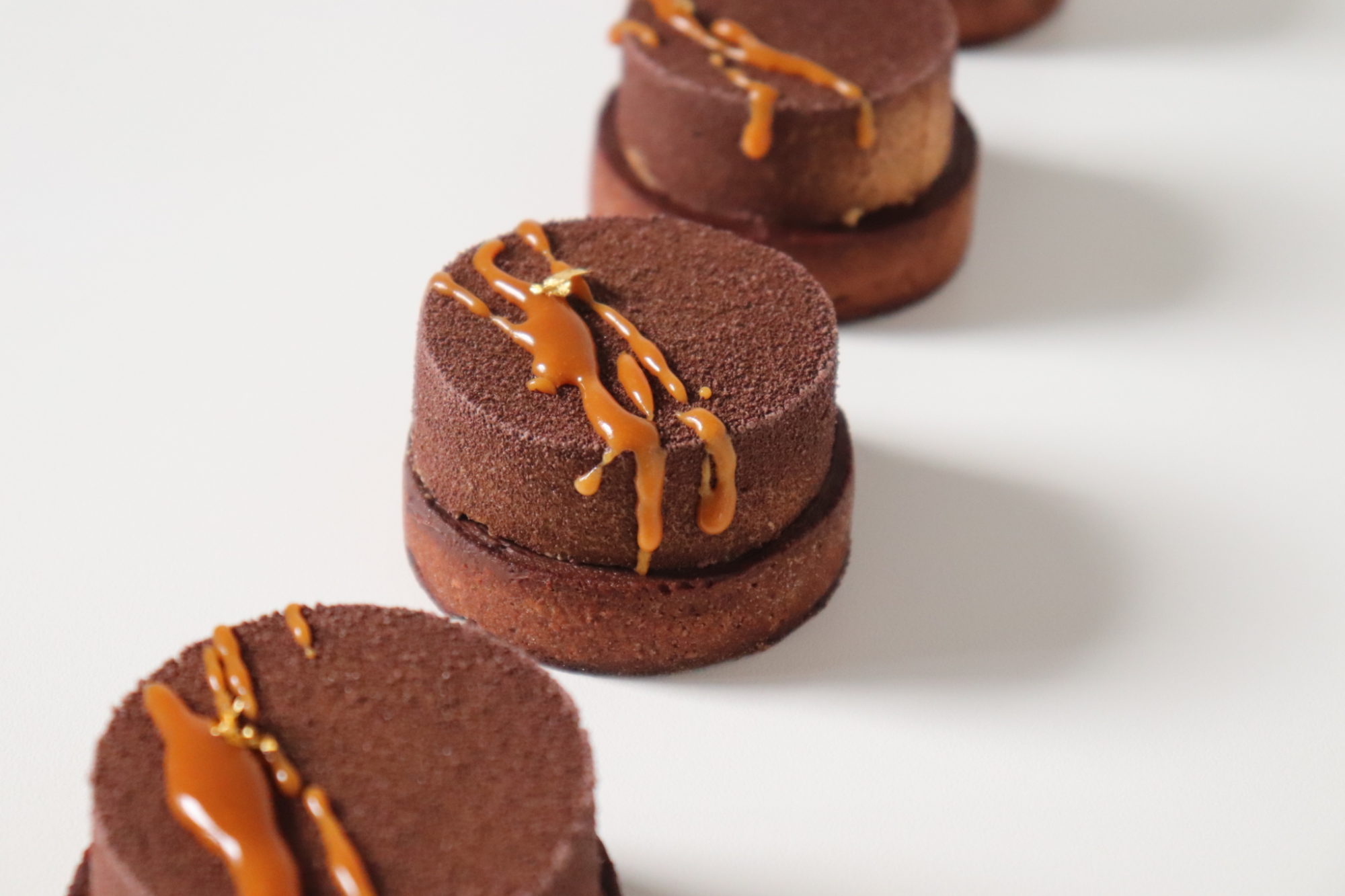 Tartelettes chocolat caramel (pâte sucrée cacao, ganache chocolat et mousse caramel) - Recette Olivia Pâtisse