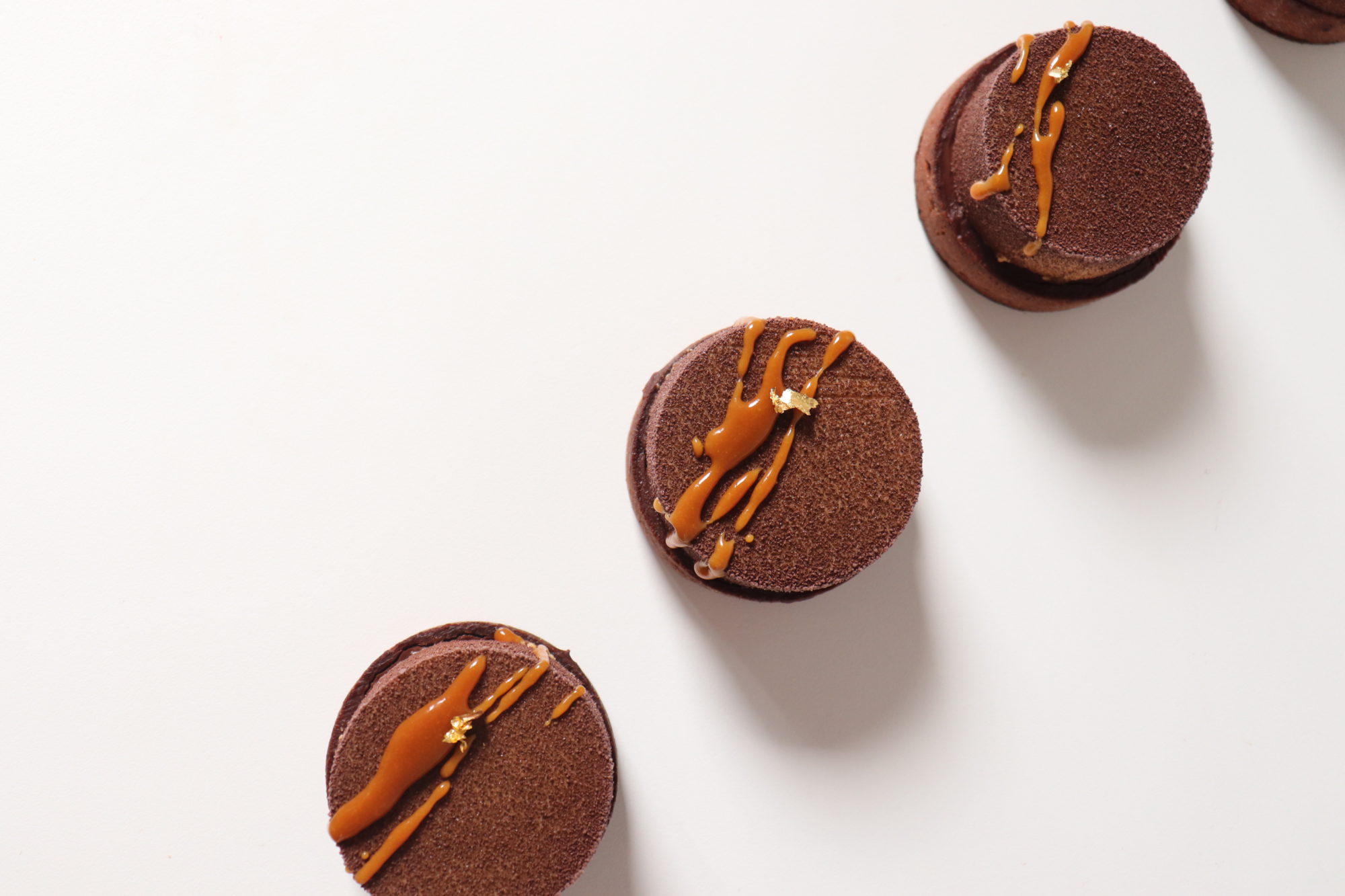 Tartelettes chocolat caramel (pâte sucrée cacao, ganache chocolat et mousse caramel) - Recette Olivia Pâtisse