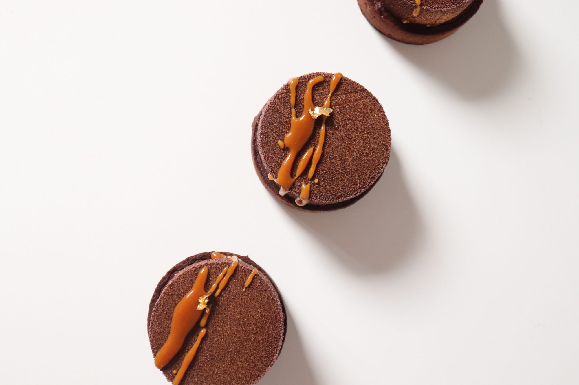 Tartelettes chocolat caramel (pâte sucrée cacao, ganache chocolat et mousse caramel) - Recette Olivia Pâtisse