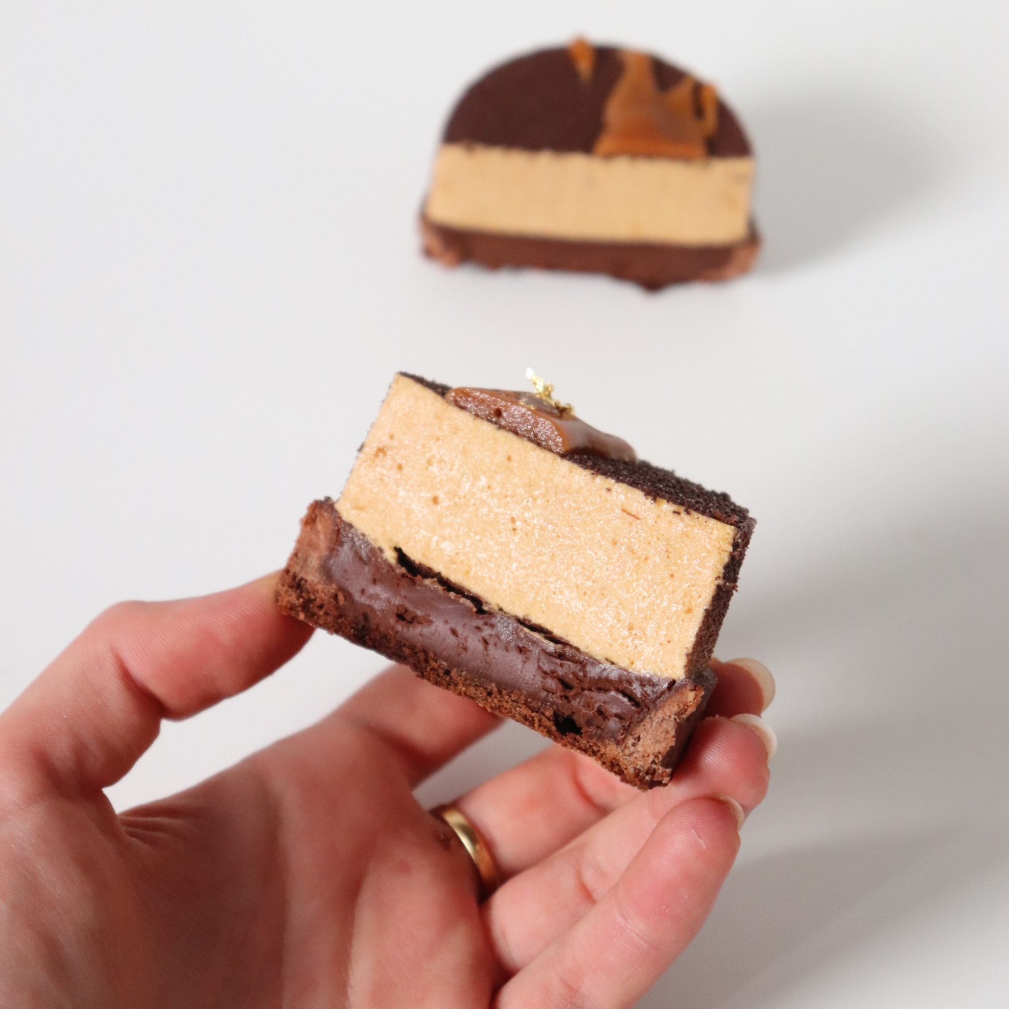 Tartelettes chocolat caramel (pâte sucrée cacao, ganache chocolat et mousse caramel) - Recette Olivia Pâtisse