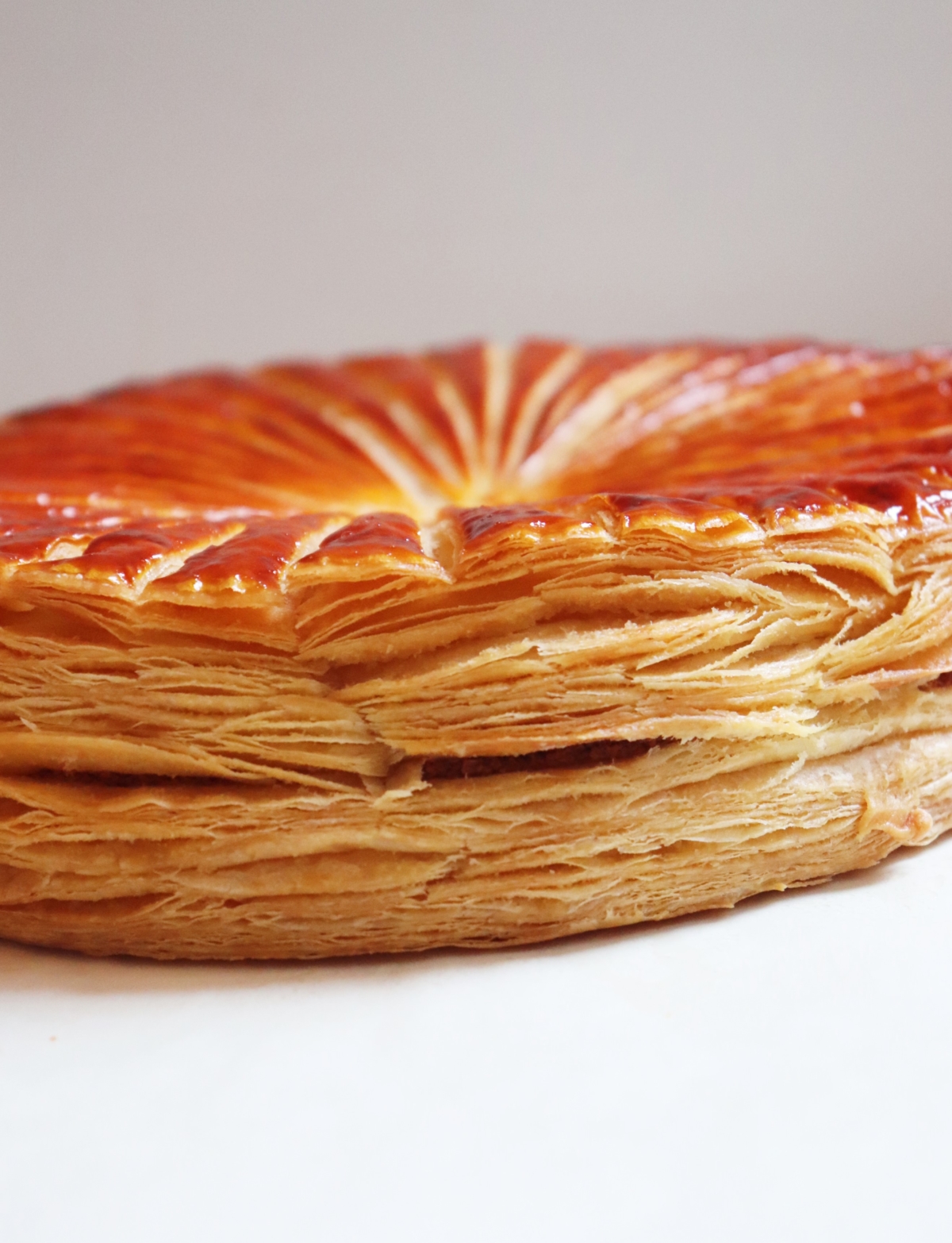 Galette des rois clémentine - Recette épiphanie - Olivia Pâtisse (pâte feuilletée inversée et frangipane clémentine)