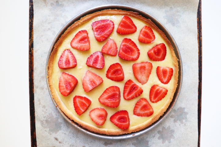 Tarte crème brûlée Tonka fraises - Recette Olivia Pâtisse