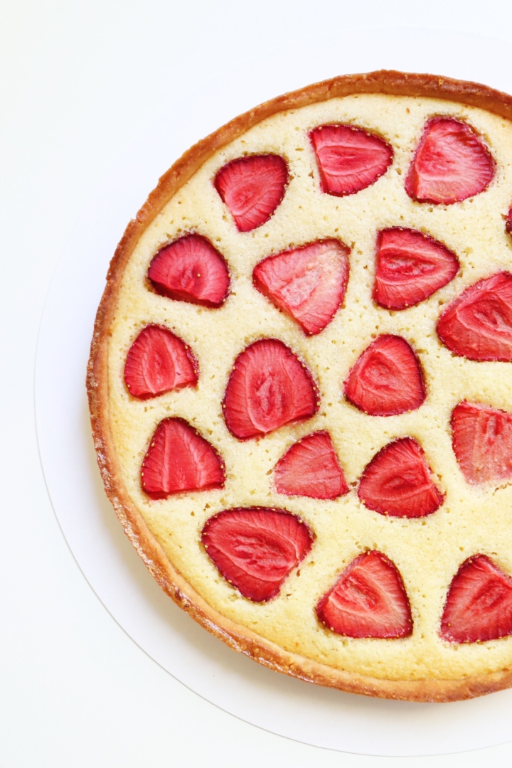 Tarte crème brûlée Tonka fraises - Recette Olivia Pâtisse