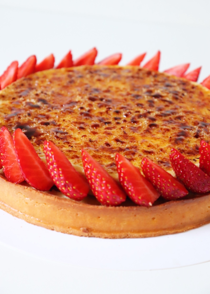 Tarte crème brûlée Tonka fraises - Recette Olivia Pâtisse