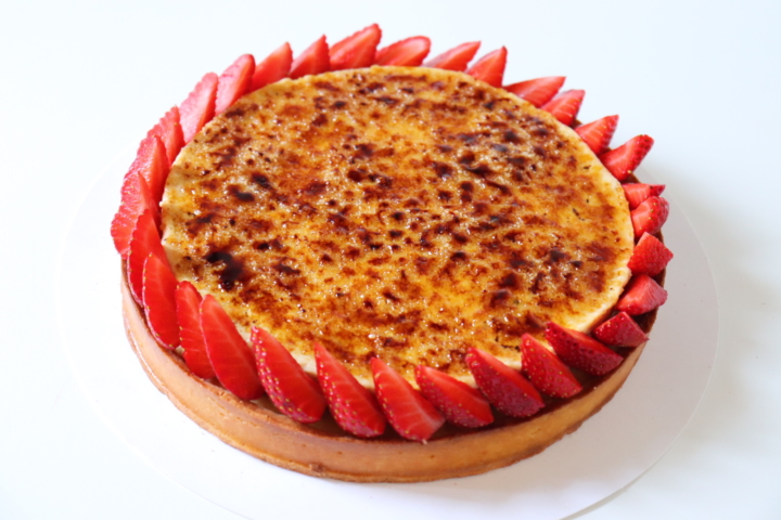 Tarte crème brûlée Tonka fraises - Recette Olivia Pâtisse