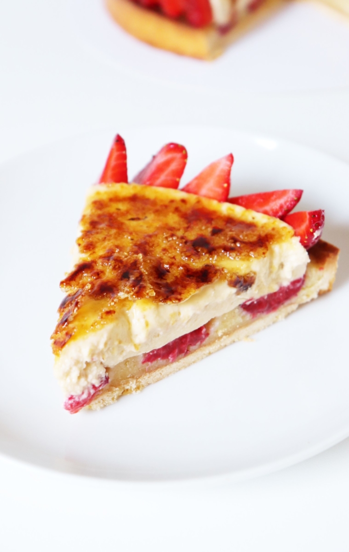 Tarte crème brûlée Tonka fraises - Recette Olivia Pâtisse