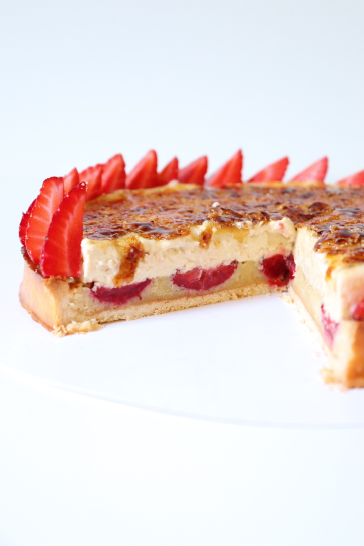 Tarte crème brûlée Tonka fraises - Recette Olivia Pâtisse