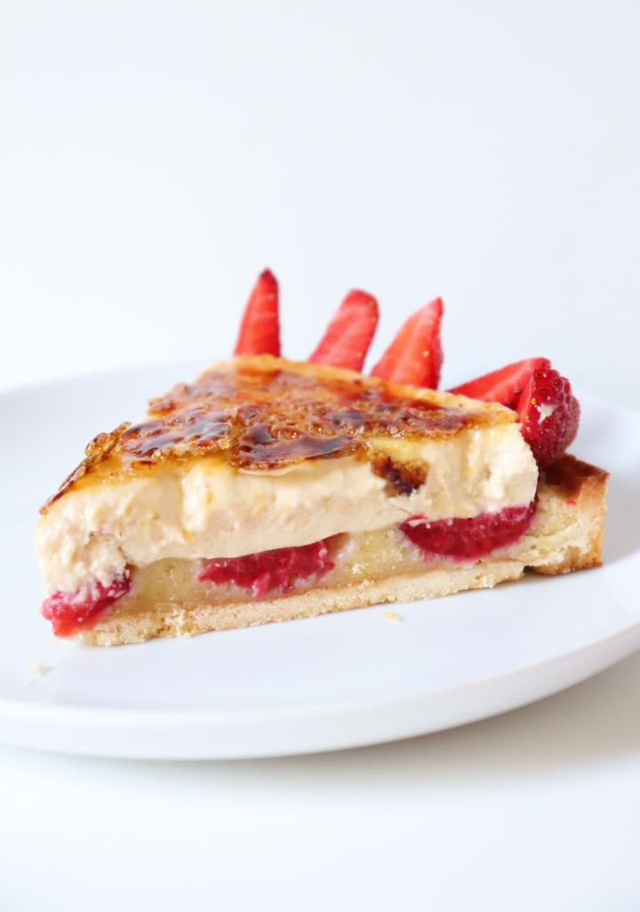 Tarte crème brûlée Tonka fraises - Recette Olivia Pâtisse