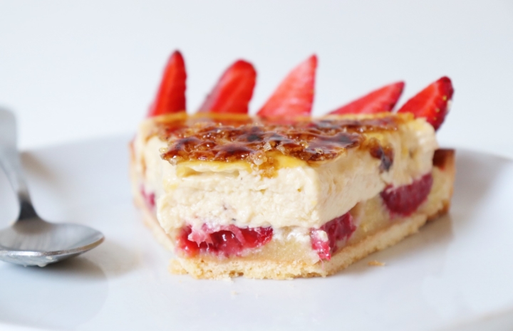 Tarte crème brûlée Tonka fraises - Recette Olivia Pâtisse