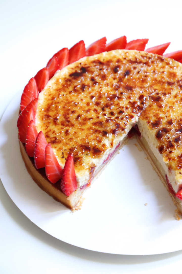 Tarte crème brûlée Tonka fraises - Recette Olivia Pâtisse