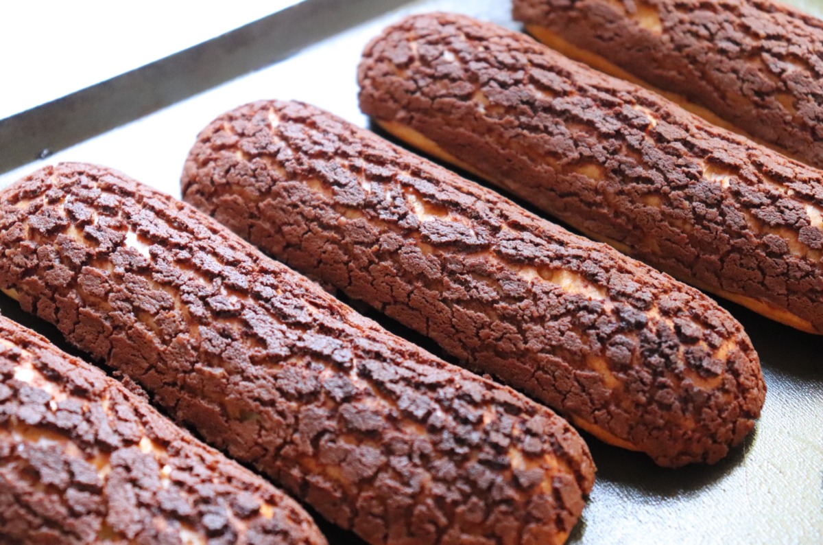 Eclairs chocolat caramel (craquelin cacao) - Recette Olivia Pâtisse